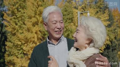 幸福的老年夫妇在公园里<strong>做</strong>瑜伽